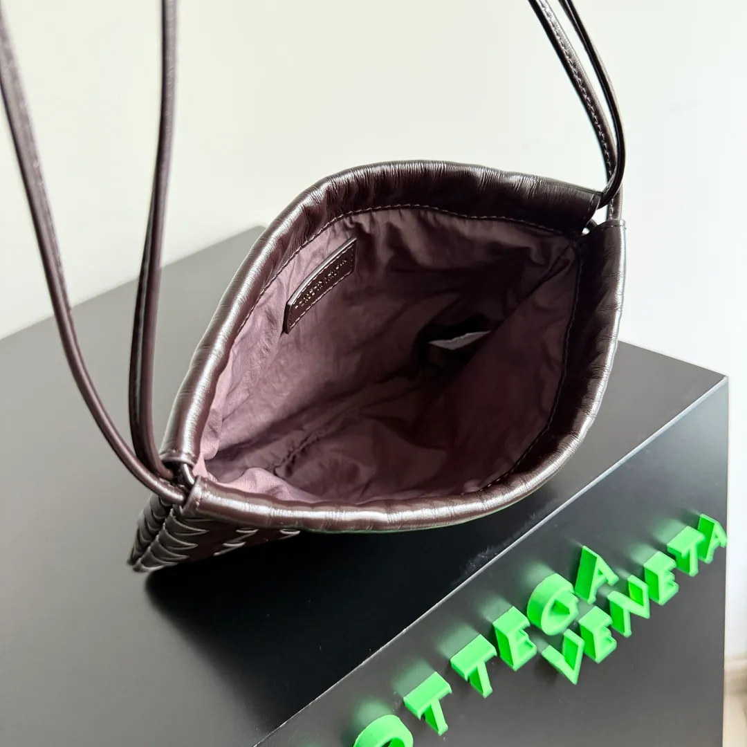Batch 1400 BOTTEGA VENETA DUSTBAG mini size is officially launched📣📣. It still continues the classic weaving process. The lazy and casual feeling presented by the drawstring pockets is not too suitable for summer. The small back body is light and convenient. It is enough to carry lipstick and tissues when going out every day. It is not easy to make mistakes with any clothes. The shoulder strap has a buckle and pull-out design, which can be adjusted to unlock multiple carrying methods. Style number: 816987 Size: 21*16.6*1cm